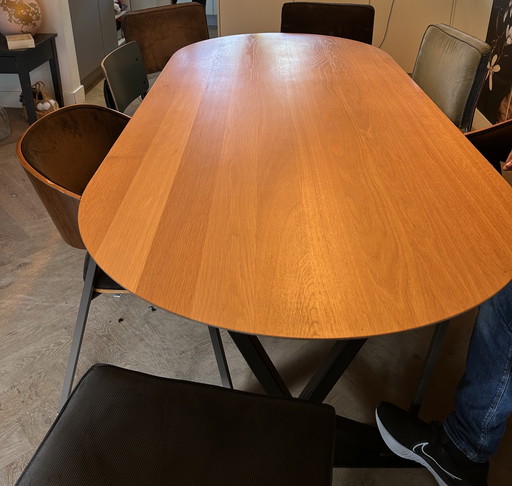 Beautiful oval table Studio Henk, smart type