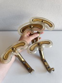 Set van 4 vintage wandhaken van verguld metaal en decoratief plastic – Italiaans design uit de jaren 1950/60
