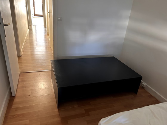 Image 1 of Mesa de centro de diseño de metal negro