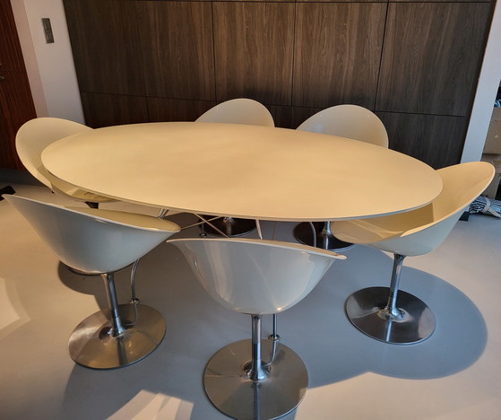 Mesa de diseño Glossy Oval de Kartell con 6 sillas de diseño de Philippe Starck – Conjuntos de comedor (photo 3 of 9)