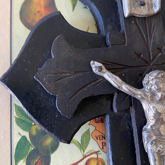 Image 1 of Crocifisso d'epoca sospeso in legno annerito e metallo, acquasantiera a forma di Cristo, antico decoro religioso