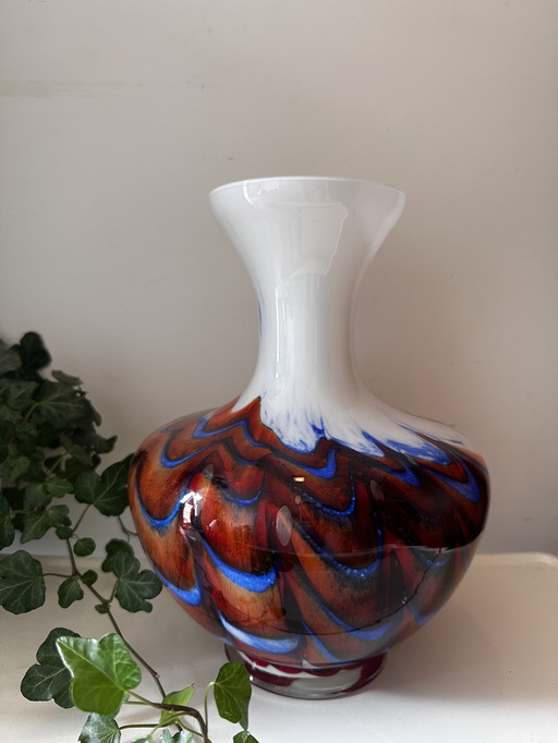 Murano glass vase with swirl