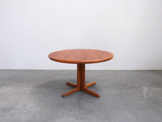 Image 1 of Vintage eettafel van teakhout, Deense stijl uit het midden van de 20e eeuw.
