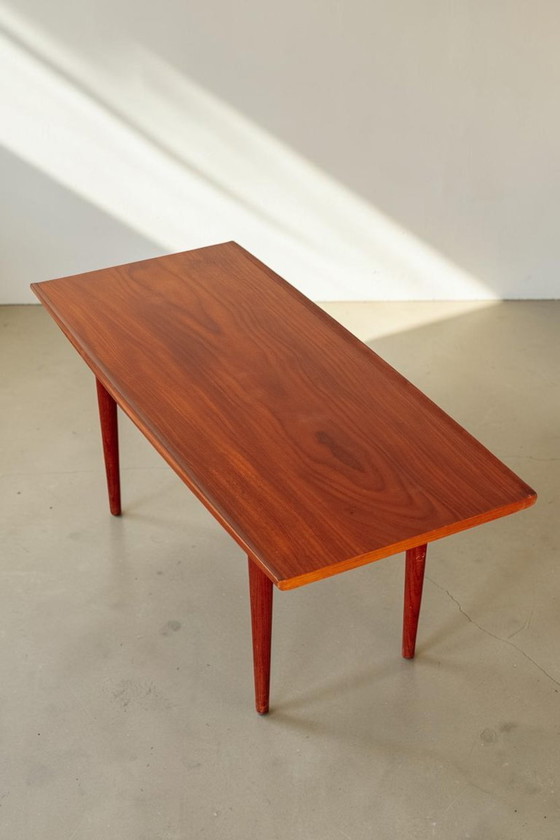 Scandinavische Teak Salontafel Met Tapse Poten – Wood (photo 3 of 7)