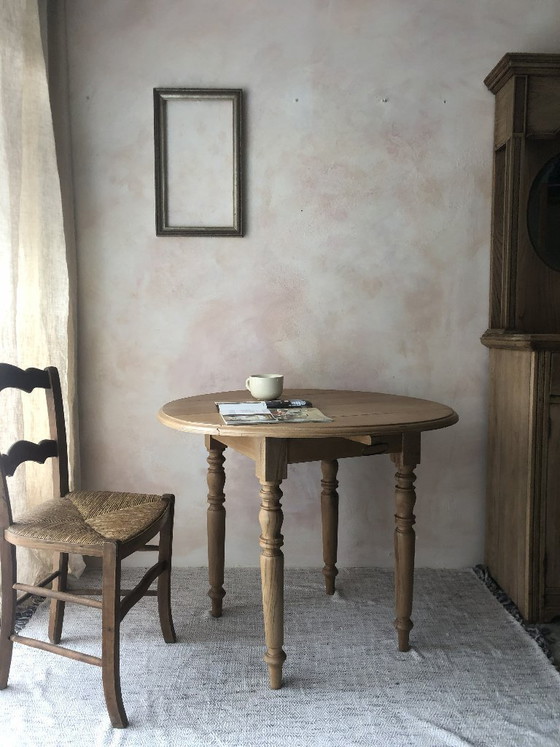 Image 1 of Mesa pequeña redonda plegable de madera de haya: encanto rústico.