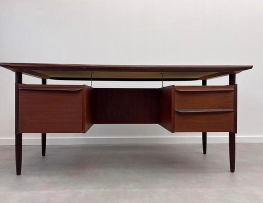 Iconica scrivania in teak di metà secolo, progettata da Tijsseling per Hulmefa negli anni '60.