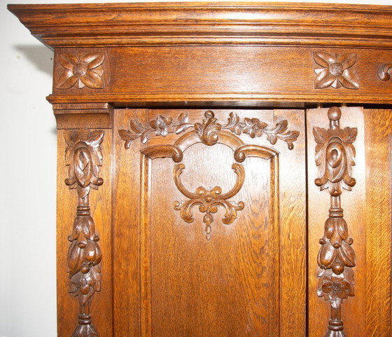 Bureau, bibliothèque/vitrine et table ronde assortie ornée de pattes de lion – Bureaux, Glass, Wood (photo 6 of 9)