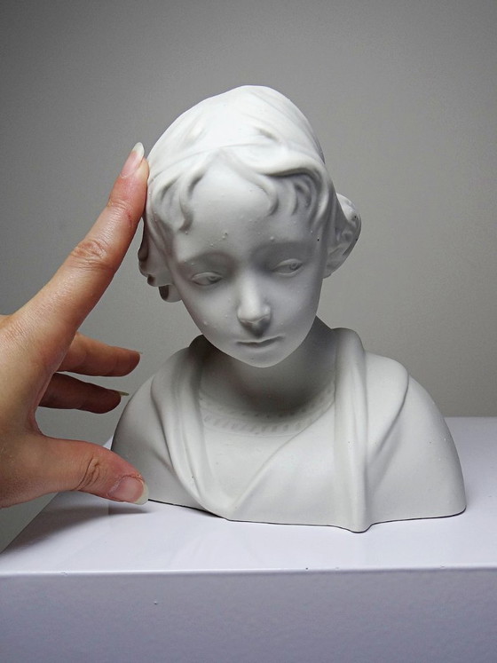 Image 1 of Busto de un niño en bizcocho de porcelana blanca de Limoges, obra de Camille Tharaud.