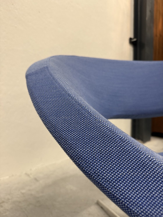 Image 1 of Sillón giratorio Varier Peel Club de tela azul