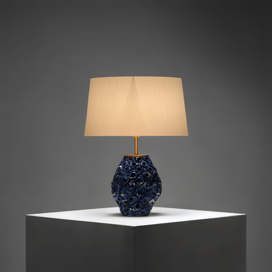 Perforierte blau-weiß glasierte Steingut Tischlampe Dänemark, 1960er Jahre, Tischlampen, Keramik, Messing (Foto 2 von 8)