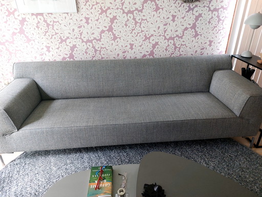 Excellent design entretenu sur stock, canapé bloq 4 places avec hocker, finition en tissu combiné. A vendre pour €1950.