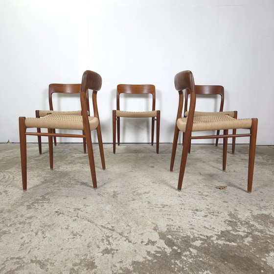 Image 1 of Lot de 5 chaises de salle à manger Niels Møller modèle 75 en teck, neuves, en corde de papier.