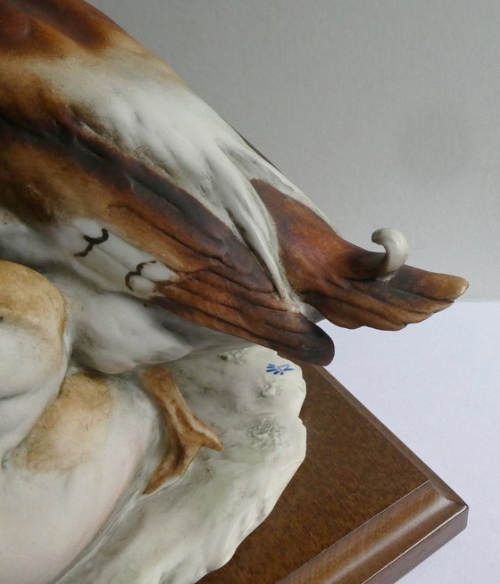 Image 1 of Figura de una pareja de ánades reales, diseñada por Giuseppe Armani, cerámica pintada a mano, base de roble.