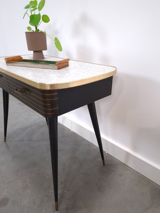 Mobile anni '50 con gambe inclinate, piano in laminato, cassetti e dettagli dorati. – Cassettiere, Wood (photo 13 of 20)