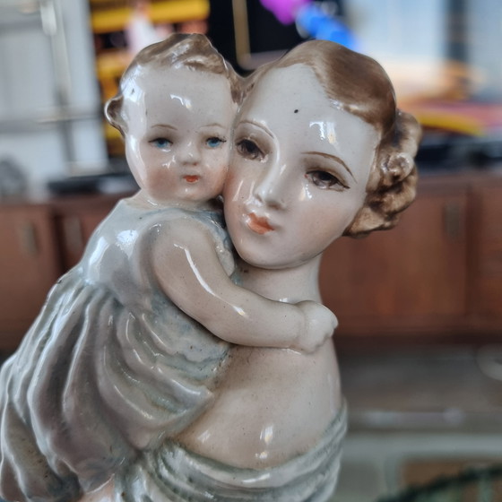 Image 1 of Escultura Madre e hijo de A. Voltanetti para Capodimonte