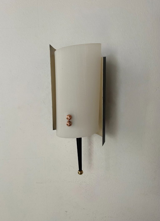 Vintage Jaques Biny wandlamp, zwart messing en perpex, Frankrijk 1960