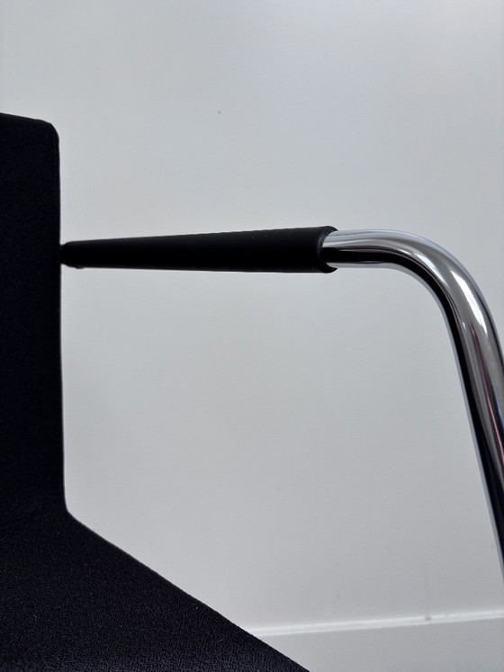 Image 1 of Silla de diseño Lande Hopper CE: asiento de tela texturizada negra y estructura cromada.
