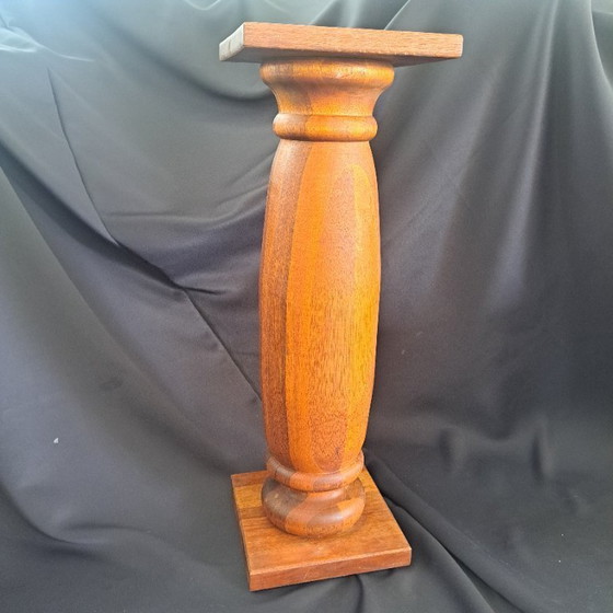 Image 1 of Base in legno massiccio - si ritiene che sia noce - alta 70,5 cm