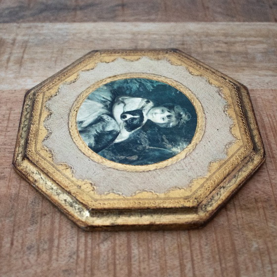 Image 1 of Cornice ottagonale fiorentina d'epoca con stampa raffigurante Miss Jane Bowles e il suo cane, opera di Joshua Reynolds.