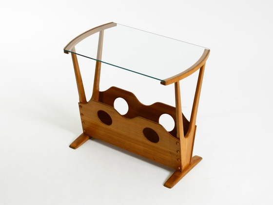Image 1 of Preciosa mesa auxiliar moderna de mediados de siglo con revistero, fabricada en madera de fresno y cristal.
