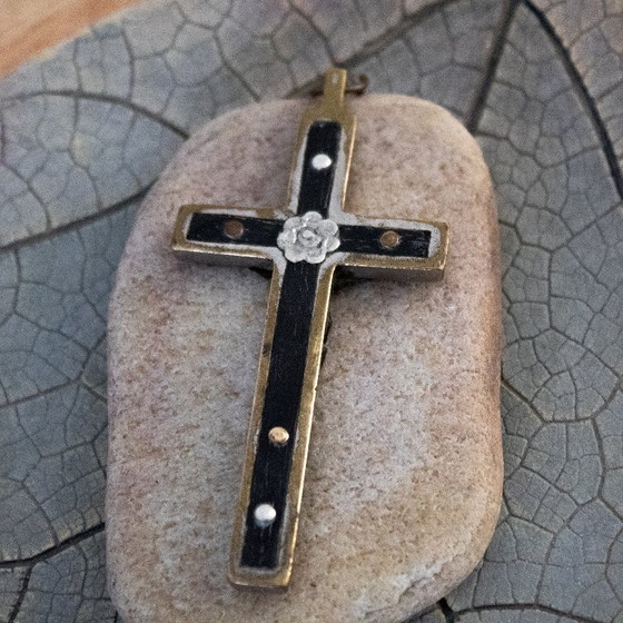 Image 1 of Pendentif croix pectorale française ancienne du XIXe siècle : ébène dans un cadre argenté