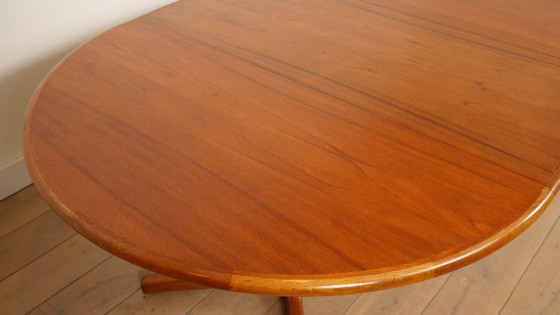 Image 1 of Vintage round dining table | extendable | teak | 121- 173 cm