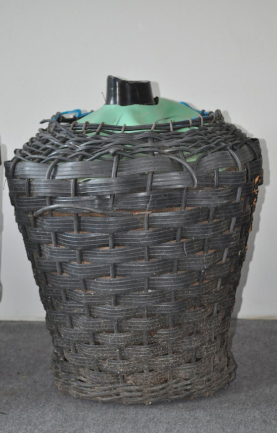 Garrafa de vidrio Mid-Century en cesta de plástico – Vasos y jarras, Mid Century Modern (photo 5 of 5)