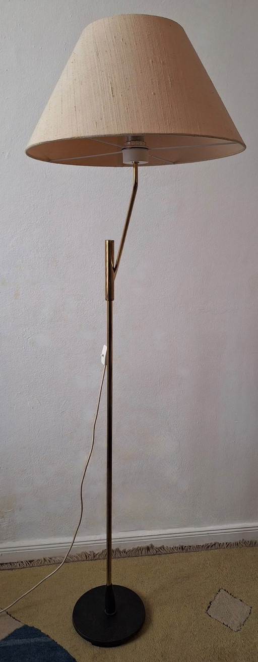 Messing vloerlamp uit het midden van de 20e eeuw, 360 graden draaibaar en in hoogte verstelbaar. (photo 2 of 20)