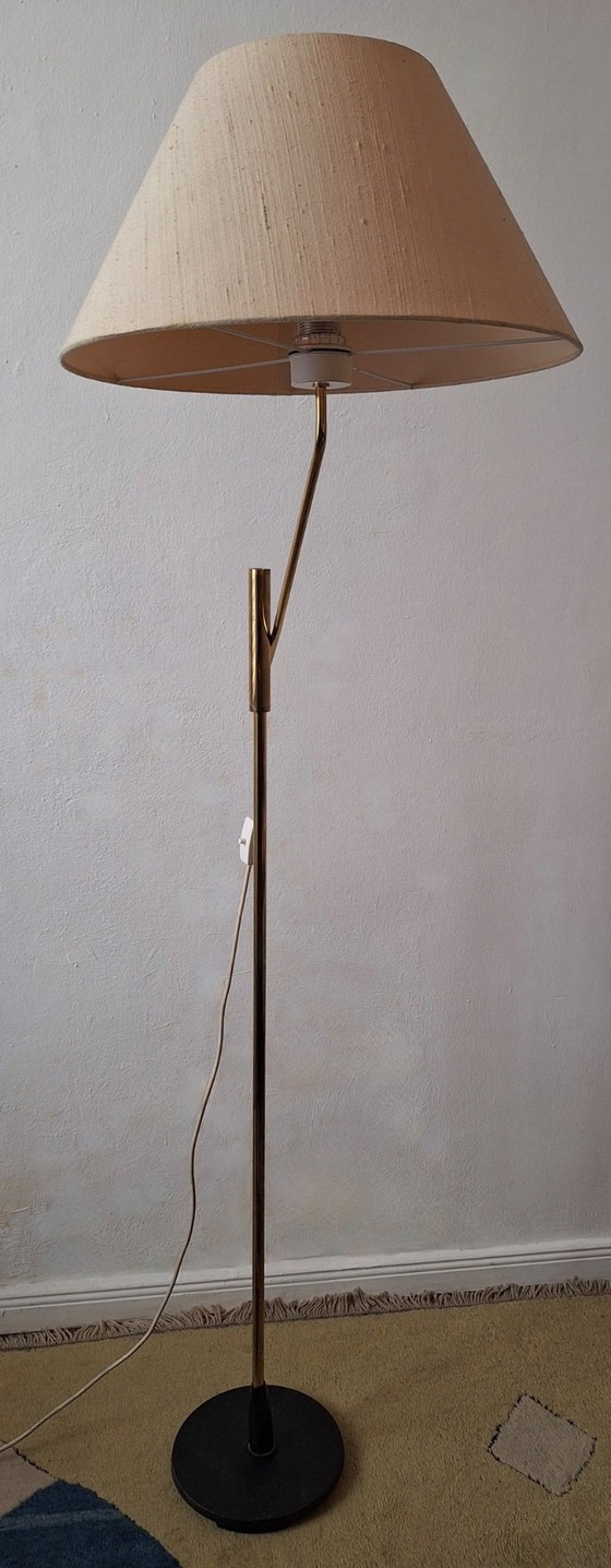Messing vloerlamp uit het midden van de 20e eeuw, 360 graden draaibaar en in hoogte verstelbaar. (photo 2 of 20)