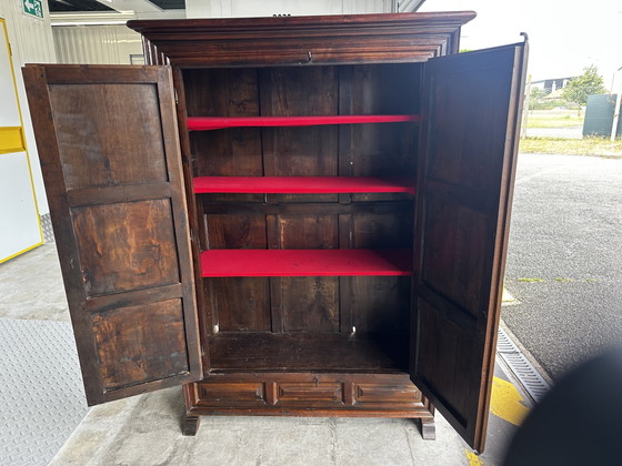 Image 1 of Antiker Kleiderschrank/Schrank im spanischen Stil aus Massivholz mit geschnitzten Paneelen