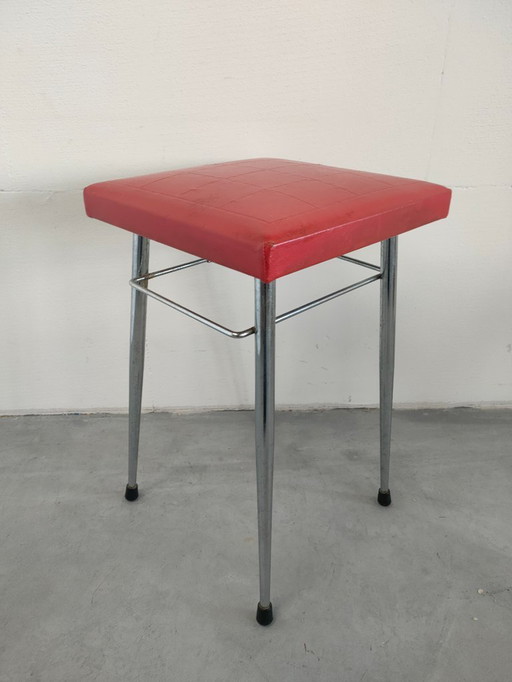 Sgabello industriale vintage anni '60/'70 con sedile in similpelle rossa.