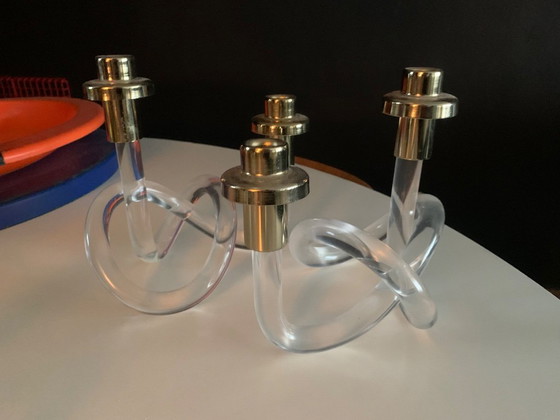 Image 1 of Dos candelabros retorcidos de lucita dorada de Elaine Bscheider para Dorothy Thorpe