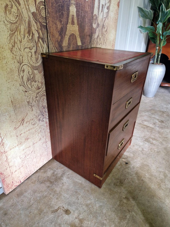 Image 1 of Cassettiera classica antica in legno in stile "cassapanca da campagna" con piano in pelle rossa