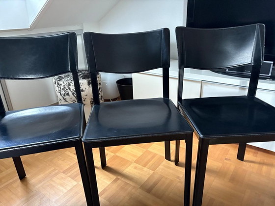 Image 1 of 6 (eventueel 8) onverwoestbare Italiaans design eetkamerstoelen, zwart tuigleer, stalen constructie. Afmetingen: hoog 82, zittin