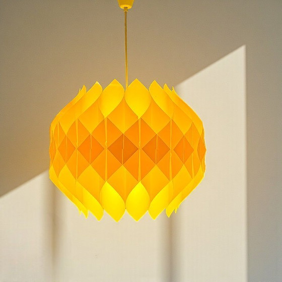 Image 1 of Grande lampe suspendue en acrylique jaune de Bonita, années 1960