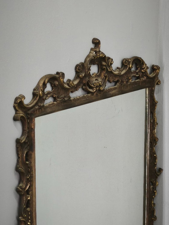 Espejo de pared italiano de metal dorado estilo neorrococó, años 50 (photo 7 of 8)