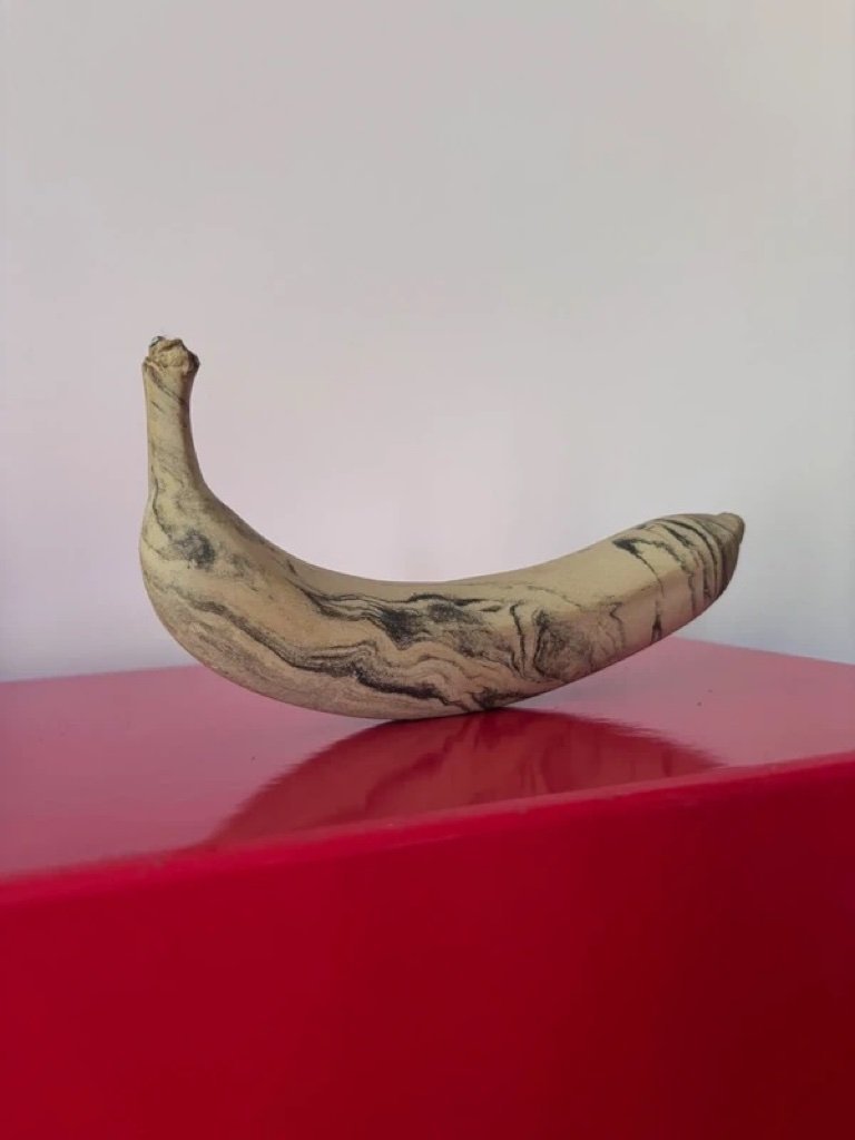 Banana in ceramica realizzata a mano dall'artista/ceramista svedese Malwina Kleparska.