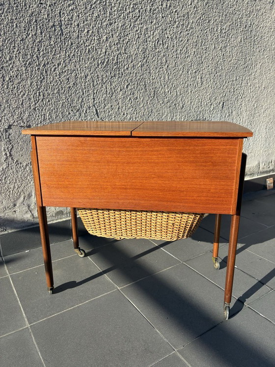 Tavolo da cucito danese in teak con cesto in vimini, anni '60, Tavolini, Legno, Marrone, 1960 (foto 6 di 7)