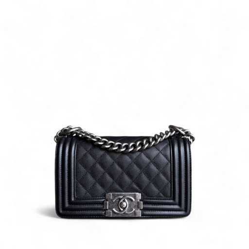 Chanel Boy Small - Pelle di vitello martellata trapuntata color caviale, finiture in rutenio argentato.