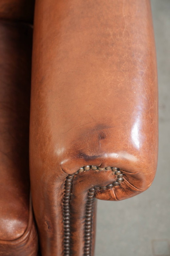 Comfortabele vintage schapenleren armchair afgewerkt met siernagels – Fauteuils, Leather, Klassiek (photo 9 of 12)