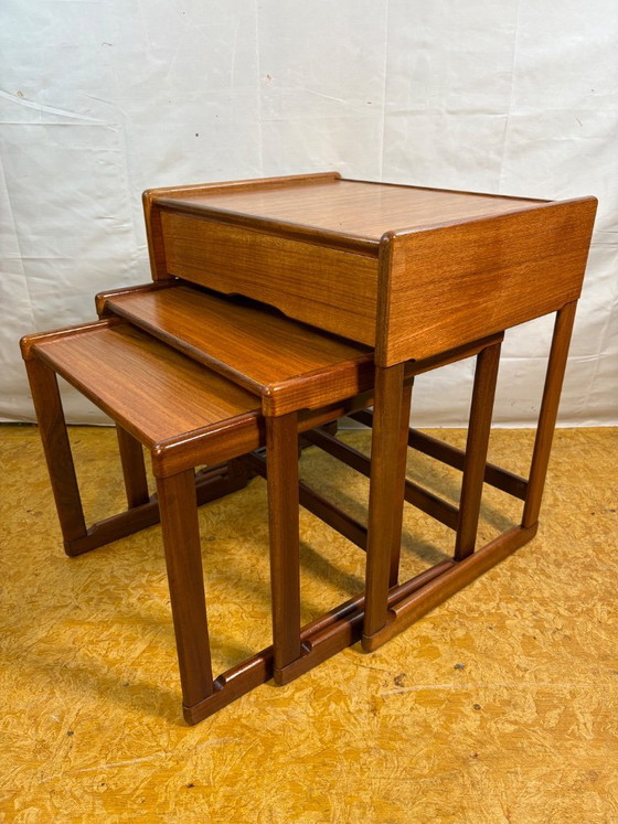 Tavolini impilabili vintage G Plan in teak | Anni '60 | Raro dettaglio del cassetto | Design britannico di (photo 7 of 9)