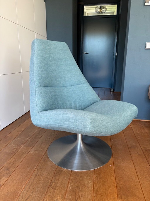 Cartel Living Madonna-Sessel mit trompetenförmigem Fuß und Fußhocker