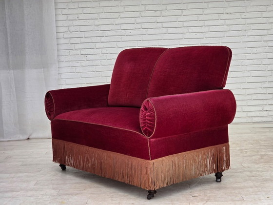 Image 1 of Sofá danés de dos plazas con brazos y respaldo abatibles, de la década de 1950, tapizado en terciopelo rojo cereza.