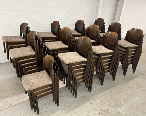 Lot de 69 chaises empilables vintage en bois