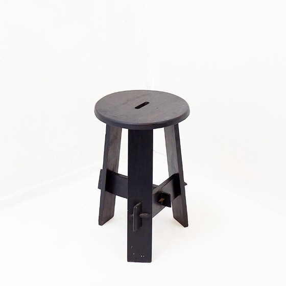Image 1 of Vintage driepootkruk van zwart gebeitst hout met pen-en-gatverbindingen.