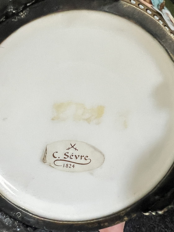 Image 1 of Großes Limoges-Ei mit Fuß und Messingbeschlägen