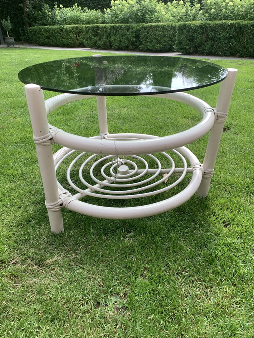 Table basse en rotin et verre