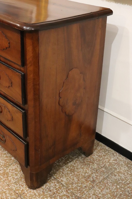 Image 1 of Cómoda antigua de nogal, restaurada, Italia, siglo XVII