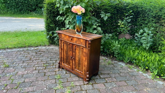 Image 1 of Elegante cómoda de nogal estilo Biedermeier | Mediados de siglo | Incluye envío por transporte de mercancías