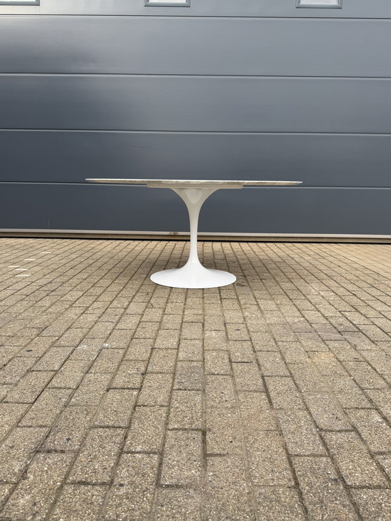 Image 1 of Original round Knoll Tulip dining table (152cm) in Carrara marble, Eero Saarinen